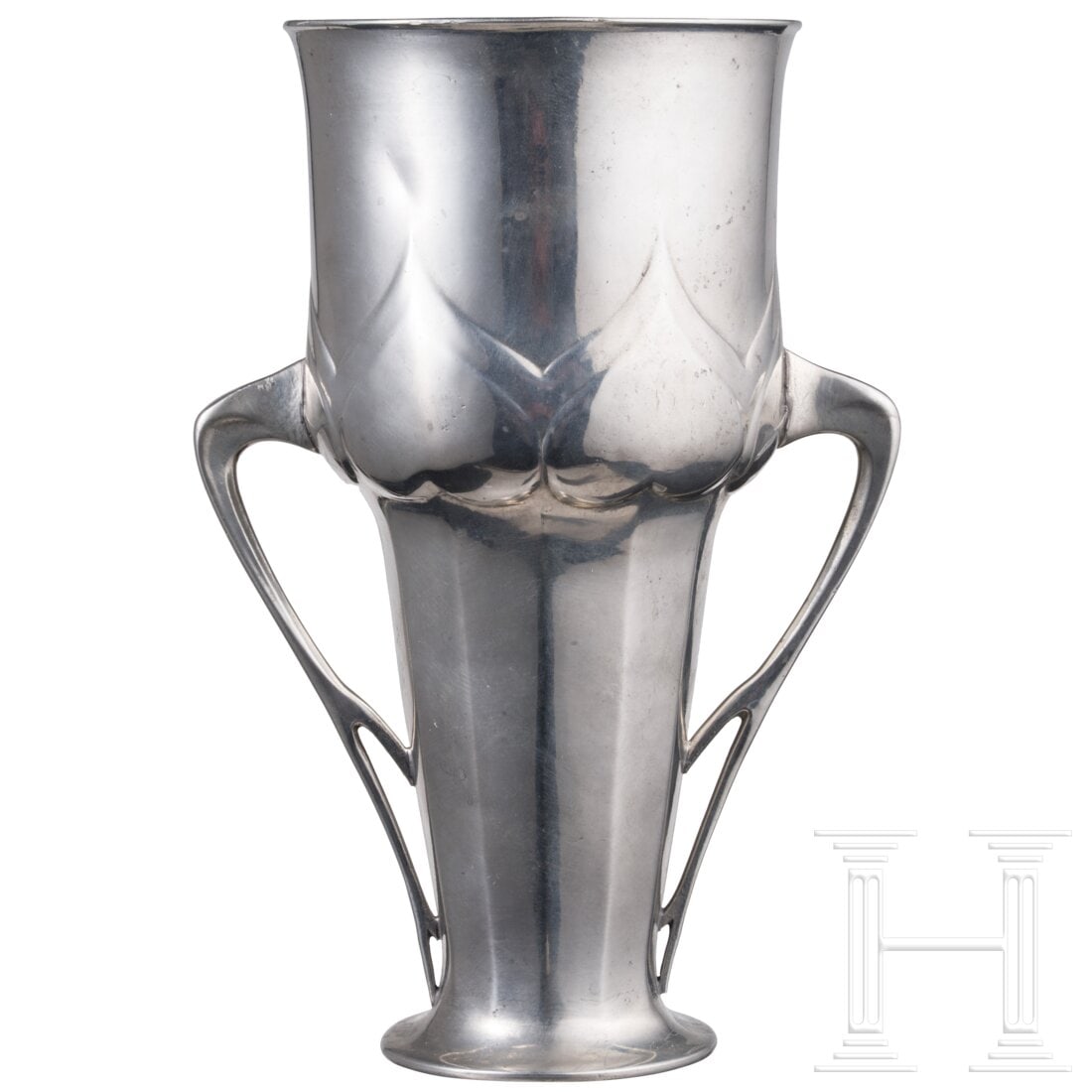 An art nouveau pewter vase, Cologne, Orivit-Metallwarenfabrik, circa 1910: An art nouveau pewter vase, Cologne, Orivit-Metallwarenfabrik, circa 1910Zinn, versilbert. Auf rundem Fuß facettierter Wandungsansatz, in herzförmige Buckel auslaufend. Der obere Teil der Wandung gl
