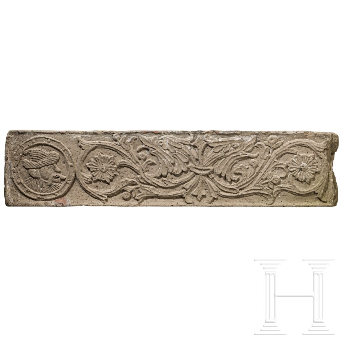 A German Renaissance frieze in tuff stone, circa 1560: A German Renaissance frieze in tuff stone, circa 1560Mächtiger Tuffsteinbalken mit fein modelliertem Dekor: mittig ein Bündel blühender Ranken mit beidseitig daraus entspringenden Wolfsköpfen, auf