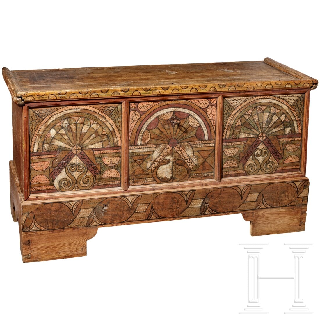 A Bavarian wooden trunk, 2nd half of the 17th century: A Bavarian wooden trunk, 2nd half of the 17th centuryRechteckiger Korpus aus kräftigem, ca. 4 cm starkem Weichholz auf Stellrahmen mit Stollenfüßen. Die Füße an der Vorderseite in Teilen gut erg�