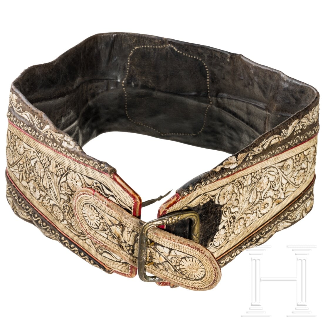 A men's belt (Doppelzwickel),Thaddäus Schuster in Traunstein (?), circa 1810: A men's belt (Doppelzwickel),Thaddäus Schuster in Traunstein (?), circa 1810 Schlauch, oben und unten eingeschlagen, seitlich eingesetzte lange Dreiecke, mittig aufgenähte, rote Kartusche. D