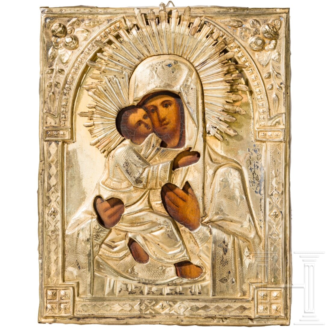 An icon showing the Wladimirskaya Mother of God with oklad, Russia, 19th century: An icon showing the Wladimirskaya Mother of God with oklad, Russia, 19th centuryTempera auf Kreidegrund auf Holz. Verso mit Samtabdeckung. Schön gearbeitetes Messingoklad. Nimbusstrahlen teilweise ve
