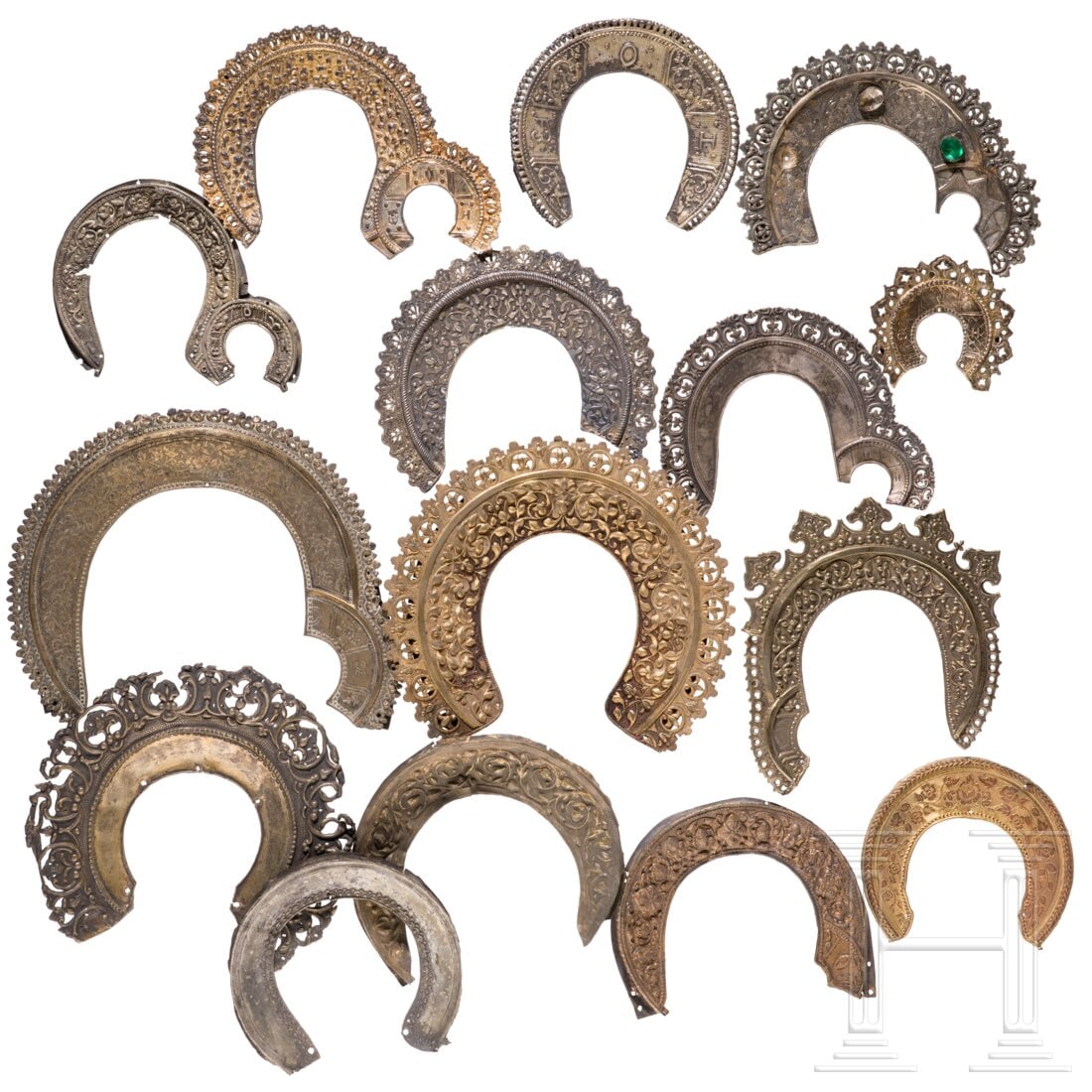 Six silver halos and nine brass halos, Russia, 19th century: Six silver halos and nine brass halos, Russia, 19th centurySechs Nimben aus Silber, partiell vergoldet, neun Nimben aus Messing. Silbernimben alle punziert. Nimben teils mit Fehlstellen. Höhe: 8 - 18