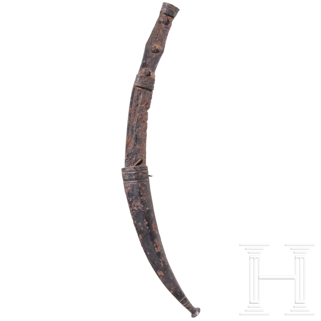 A Dacian Iron Curved Knife with Scabbard, 1st century B.C. - 1st century A.D.: A Dacian Iron Curved Knife with Scabbard, 1st century B.C. - 1st century A.D.Typisch gekrümmte Klinge mit stumpfem, flachen Rücken. Auf einer Seite nahe am Rücken vorne und hinten zwei Kehlungen. G
