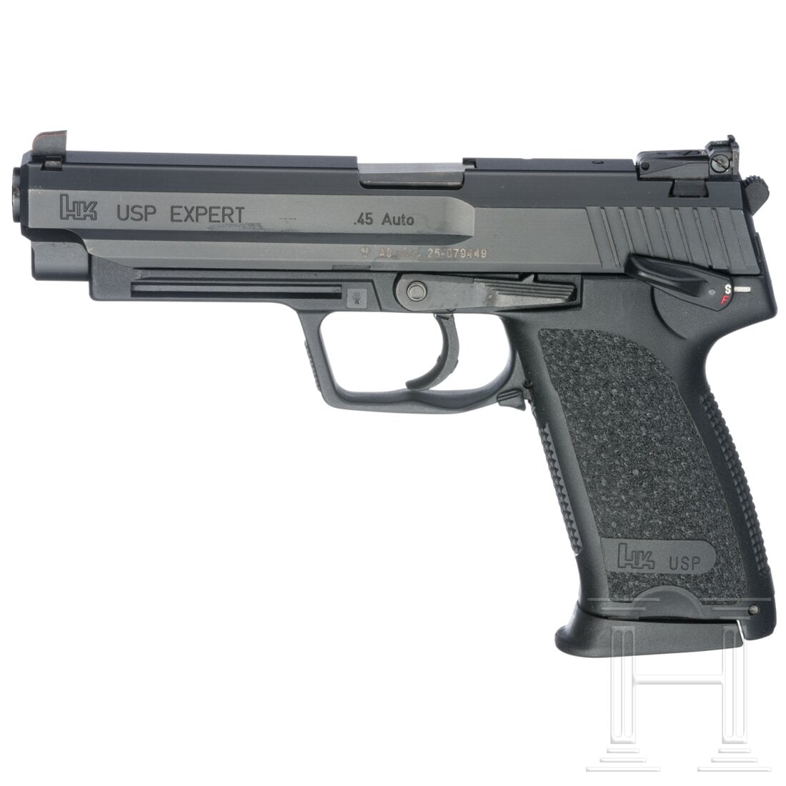 A Heckler & Koch Mod. USP Expert: A Heckler & Koch Mod. USP ExpertCal. .45Auto, SN. 20-079449, nummerngleich. Blanker Polygonlauf, Länge 132 mm. Deutscher Beschuss 2001. 12-schüssig. SA/DA. Verstellbares Visier. Alle Stahlteile korr