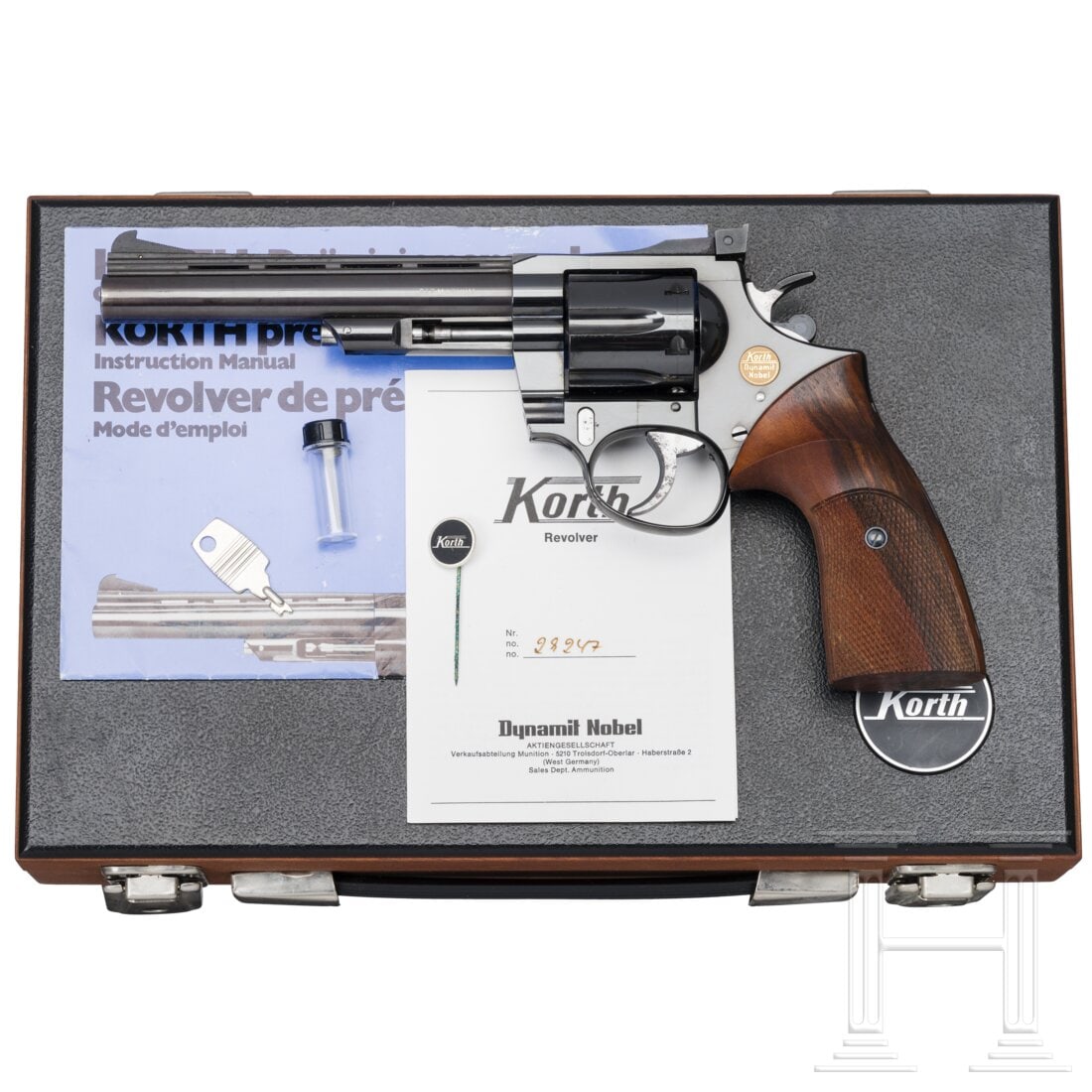 A Korth Series 23xxx, 6", Sporting Model: A Korth Series 23xxx, 6", Sporting ModelCal. .357Mag, SN. 29247, nummerngleich. Spiegelblanker, ventilierter Lauf, Länge 150 mm (6"). Sechsschüssig. Beschuss 1975. Mikrovisier. Rechts am Rahmen drei