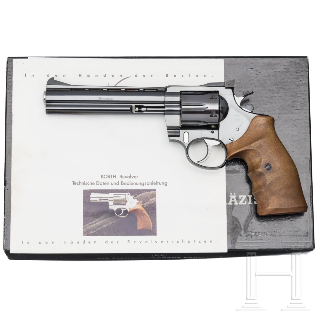A Korth Series 33xxx, 6", Sporting model, in box: A Korth Series 33xxx, 6", Sporting model, in boxCal. .38Special, SN. 37907, nummerngleich. Spiegelblanker, ventilierter Lauf, Länge 150 mm (6"). Sechsschüssig. Beschuss 1988. Mikrovisier. Rechts am 