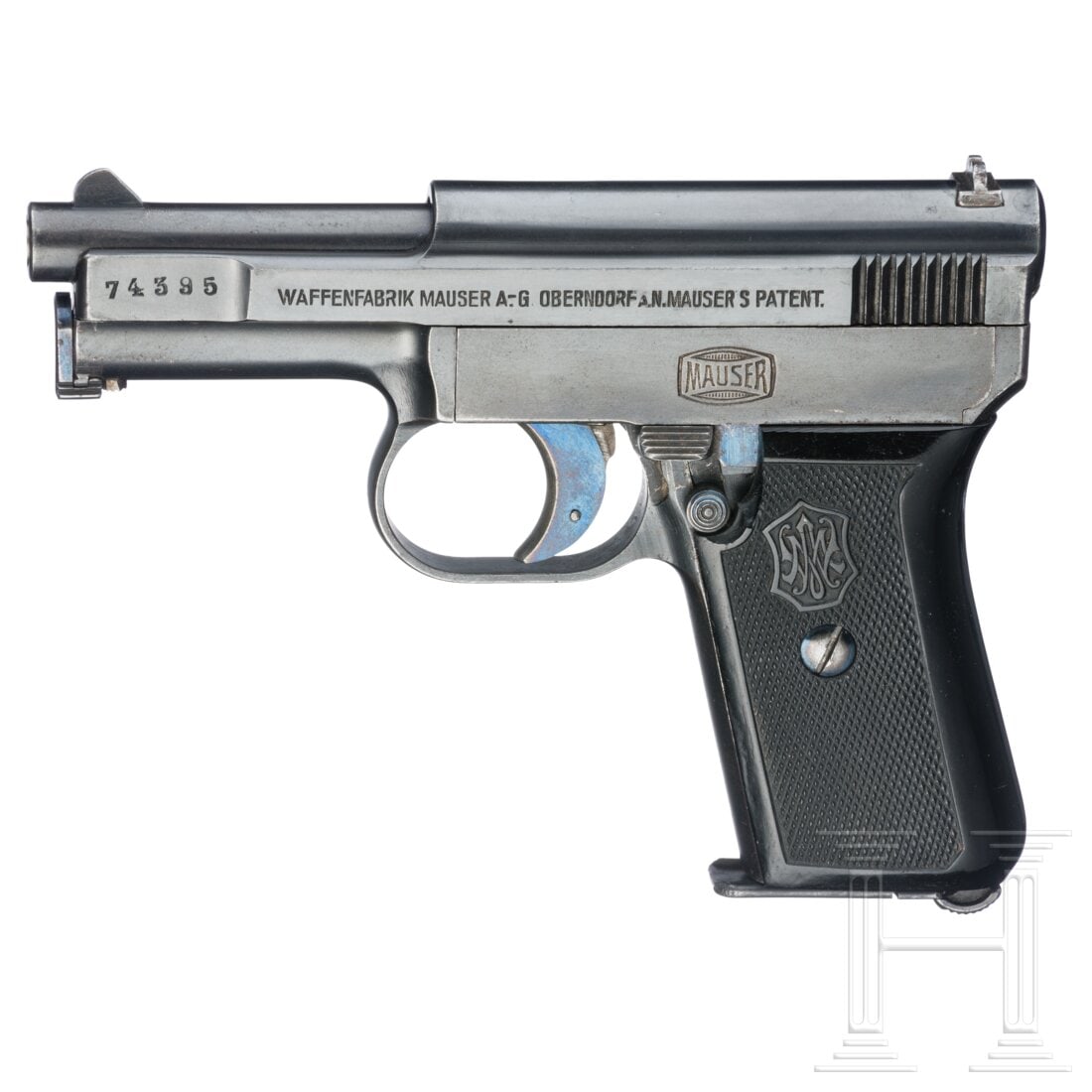 A Mauser Mod. 1910: A Mauser Mod. 1910Cal. 6,35mmBrowning, SN. 74395, nummerngleich. Blanker Lauf. Neunschüssig. Beschuss Doppelkrone/"U". Einzeilige Firmierung mit Mausertonne, rechts ohne Beschriftung. Vollständige,