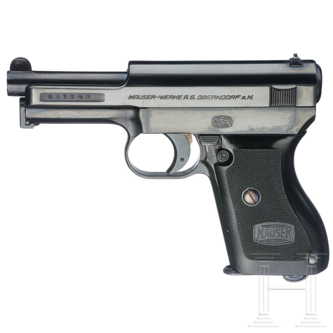 A Mauser Mod. 1934: A Mauser Mod. 1934Cal. 7,65mmBrowning, SN. 541898, nummerngleich, gültiger Beschuss Doppelkrone/"U". Blanker Lauf. Achtschüssig. Signalstift. Standardbeschriftung. Lauf und Griffstück in sehr guter
