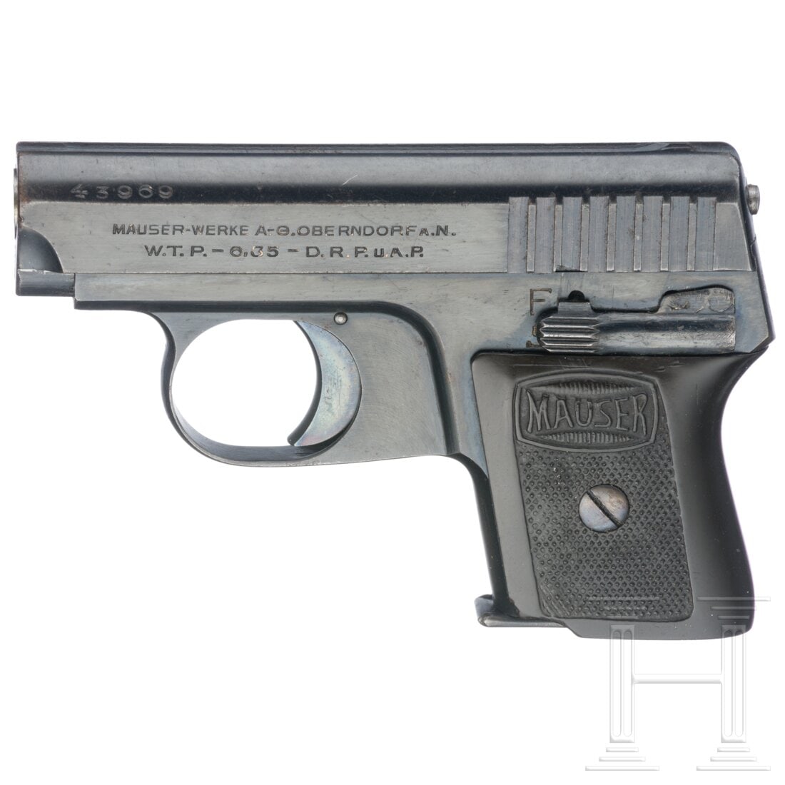 A Mauser Mod. W.T.P. 1: A Mauser Mod. W.T.P. 1Cal. 6,35mmBrowning, SN. 43969, nummerngleich. Lauf matt. Beschuss Doppelkrone/"U". Standardbeschriftung. Vollständige Brünierung. Kleinteile blau angelassen. Einteilige,