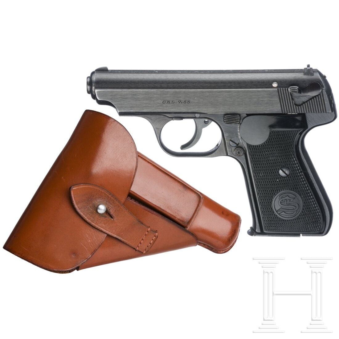 A Sauer & Sohn Mod. 38H, in holster: A Sauer & Sohn Mod. 38H, in holsterCal. 7,65mmBrowning, SN. 444523, nummerngleich. Blanker Lauf, Länge 85 mm. Achtschüssig. Beschuss Adler/"N". Links am Verschluss einzeilig das Kaliber, ansonsten k