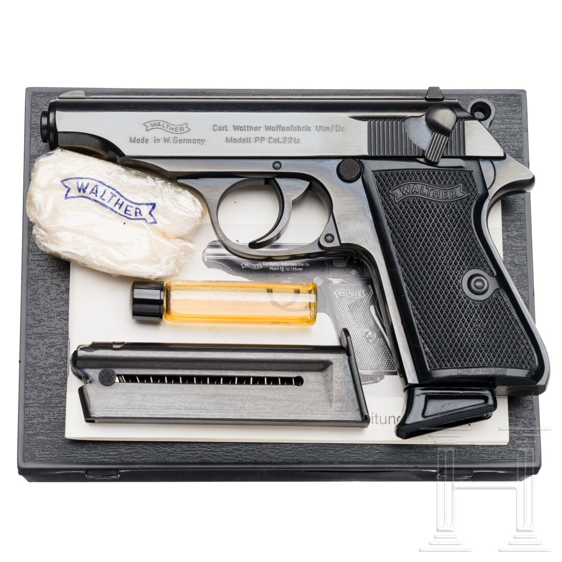 A Walther Mod. PP, 1973: A Walther Mod. PP, 1973Cal. .22lr, SN. 38148LR, nummerngleich. Blanker Lauf. Achtschüssig. Beschuss 1973. Kontrastvisier. Standardbeschriftung. Vollständige, originale Hochglanzbrünierung mit