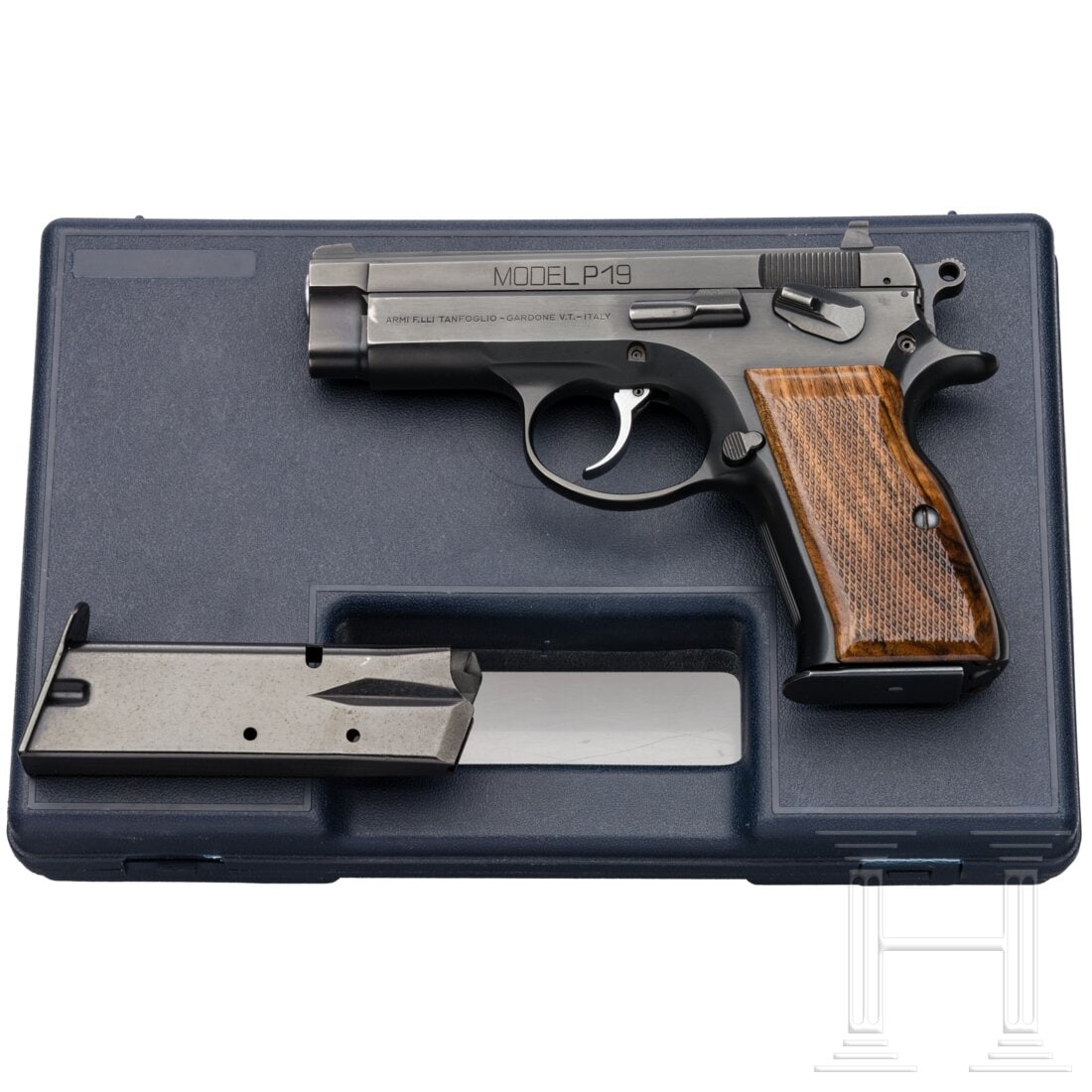 A Tanfoglio Mod. P19, in case: A Tanfoglio Mod. P19, in caseCal. 9mmLuger, SN. Z03367, nummerngleich. Blanker Lauf, Länge 90 mm. Ital. Beschuss 1991. Links am Verschluss bezeichnet "Model P19", am Rahmen einzeilige Firmierung. Vol