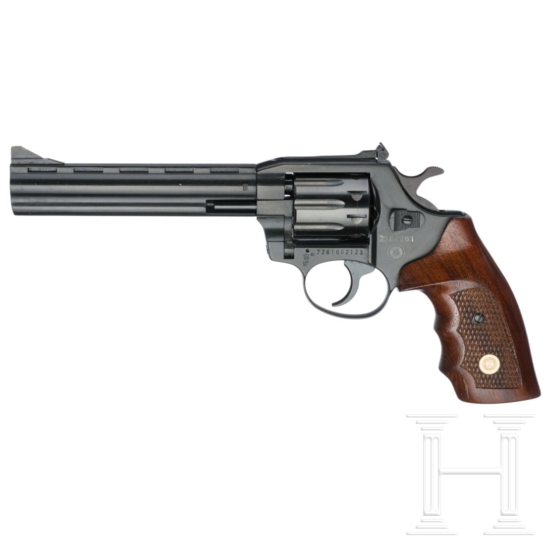 A CZ Mod. ZHR 261: A CZ Mod. ZHR 261Cal. .22lr, SN. 7261002123, blanker Lauf, Länge 6" (151mm). Lauf ventiliert. Neunschüssig. Tschechischer Beschuss 1997. Verstellbares Visier. SA/DA. Links am Rahmen "ZHR 261", recht