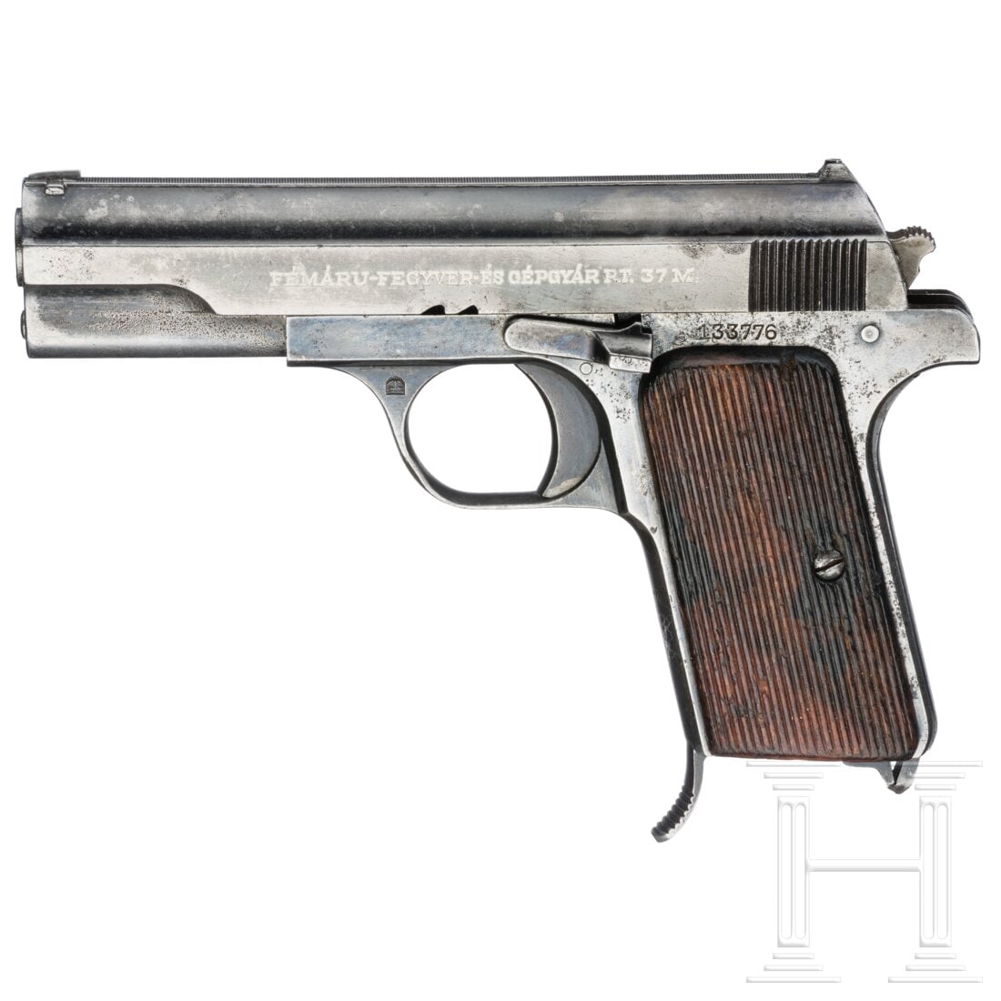 A Femaru Mod. 37 M: A Femaru Mod. 37 MCal. 9mmBrowningK, SN. 133776, nummerngleich. Leicht rauer Lauf. Siebenschüssig. Beschuss Budapest und deutscher Beschuss 1995. Schlitten mit Firmierung und Modell. Originale