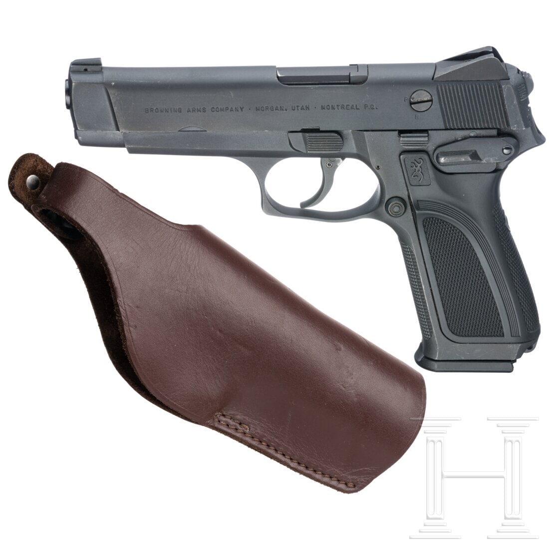 A Browning Mod. BDM, in holster: A Browning Mod. BDM, in holsterCal. 9mmLuger, SN. 945NW05357, nummerngleich. Blanker Lauf, Länge 120 mm. 15-schüssig. Belg. Beschuss. Dreipunktvisier. Links am Verschluss einzeilige Firmierung,