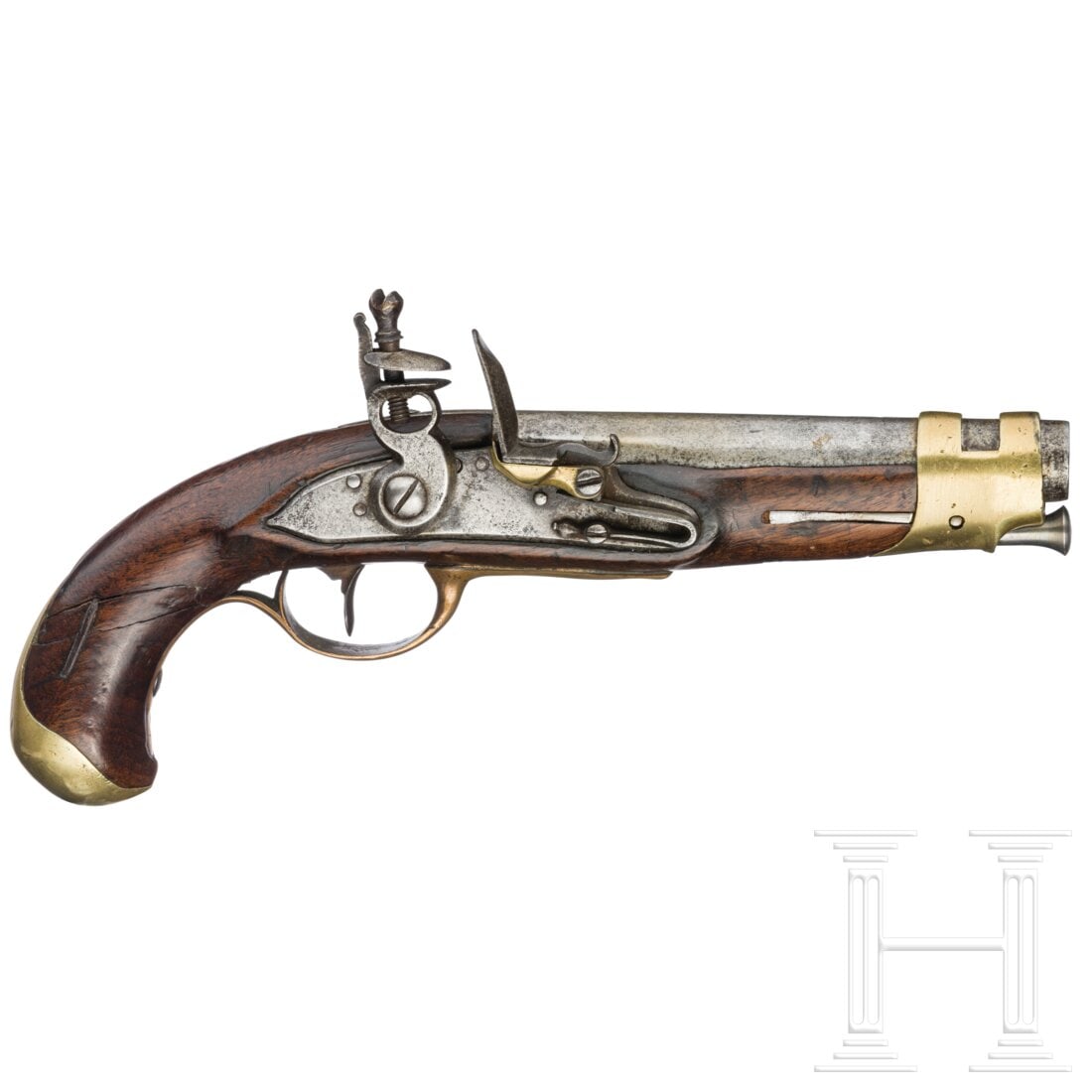 A gendarmerie flintlock pistol, similar to M an 9: A gendarmerie flintlock pistol, similar to M an 9Seitlich abgeflachter, in rund übergehender Lauf mit glatter Seele im Kaliber 15,5 mm. Flache Schlossplatte mit flachem Hahn. Walnuss-Vollschäftung m