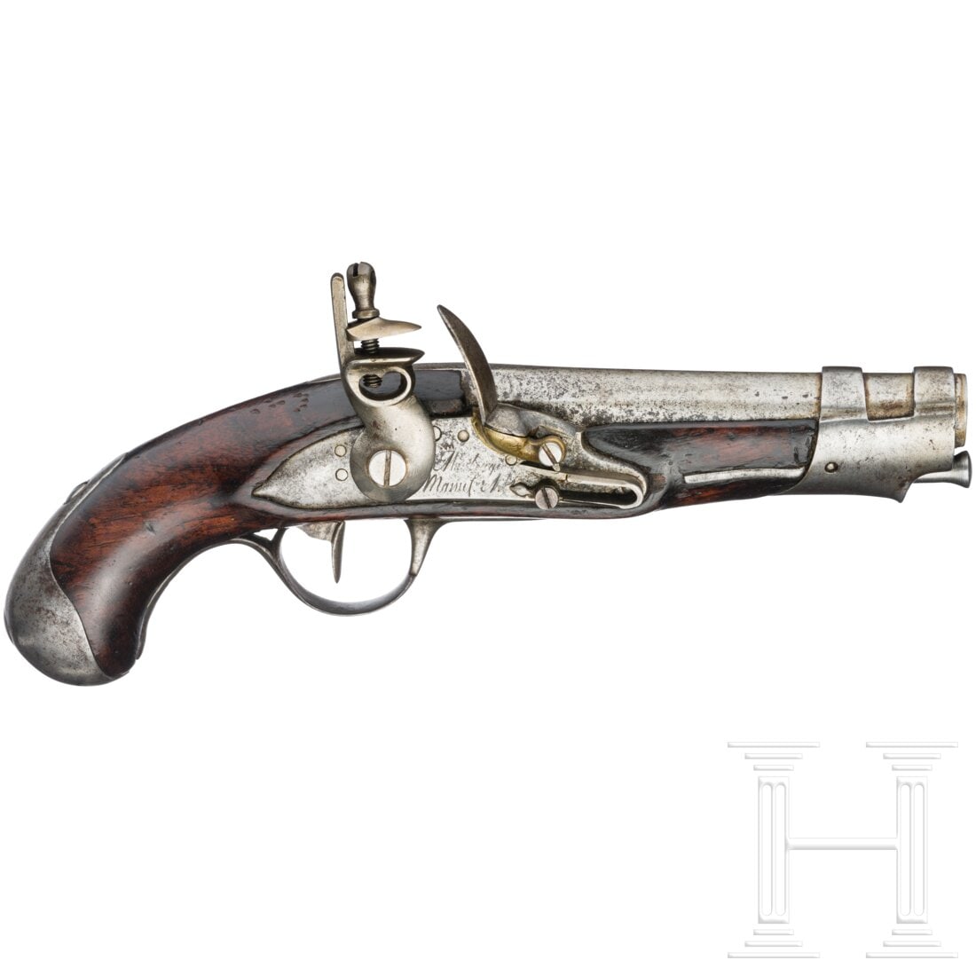 A Gendarmerie flintlock pistol M an 9, Maubeuge, ca. 1810: A Gendarmerie flintlock pistol M an 9, Maubeuge, ca. 1810Oktagonaler, in rund übergehender Lauf mit glatter Seele im Kaliber 15,5 mm. Über der Kammer mehrfach gemarkt. Schwanzschraubenblatt mit "M a