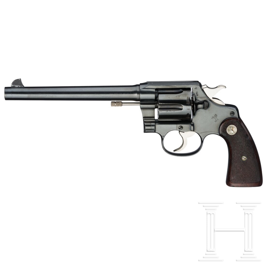 A Colt New Service: A Colt New ServiceCal. .45Colt, SN. 345242, nummerngleich. Blanker Lauf, Länge 7½". Sechsschüssig. Brit. Beschuss. Auf dem Lauf zweizeilige Firmierung und Patente bis 1905, links "New Service