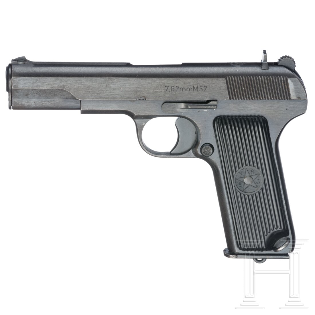 A Zastava Mod. 57: A Zastava Mod. 57Cal. 7,62mmTokarev, SN. 80172, nummerngleich. Blanker Lauf, Länge 115 mm. Neunschüssiges Magazin. Jugoslawischer Beschuss. Single Action. Links am Verschluss bezeichnet "7,62 mm M 5