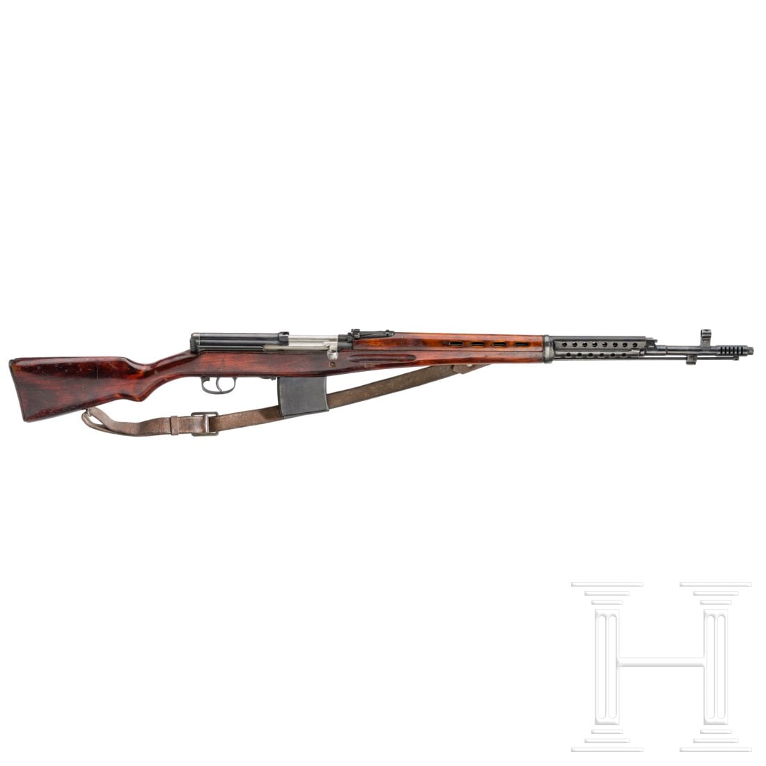 A Tokarev SVT 40 semi-auto rifle: A Tokarev SVT 40 semi-auto rifleCal. 7,62x54R, SN. 4469, nummerngleich bis auf Magazin. Leicht rauer Lauf, Länge 63 cm. Zehnschüssig. Hülse Tula gemarkt Stern/"1941". Vollständige Brünierung mit 