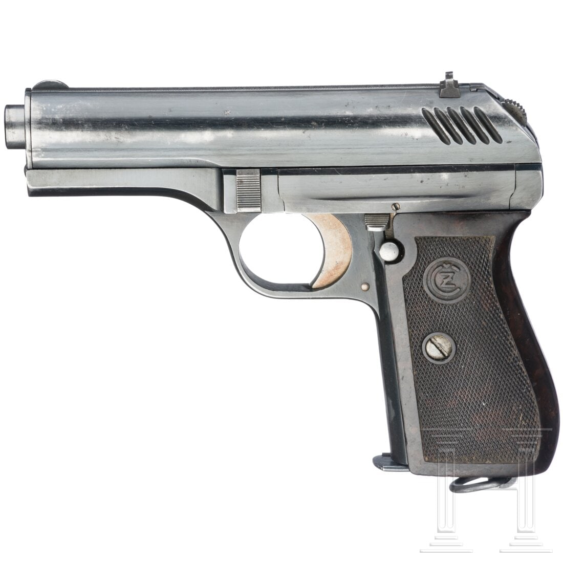 An CZ Mod. 24, 1937: An CZ Mod. 24, 1937Cal. 9mmBrowningK, SN. 129242, nummerngleich. Leicht rauer Lauf. Achtschüssig. Beschuss 1937. Standardbeschriftung auf der Visierlinie. Originale Brünierung mit Tragespuren, parti