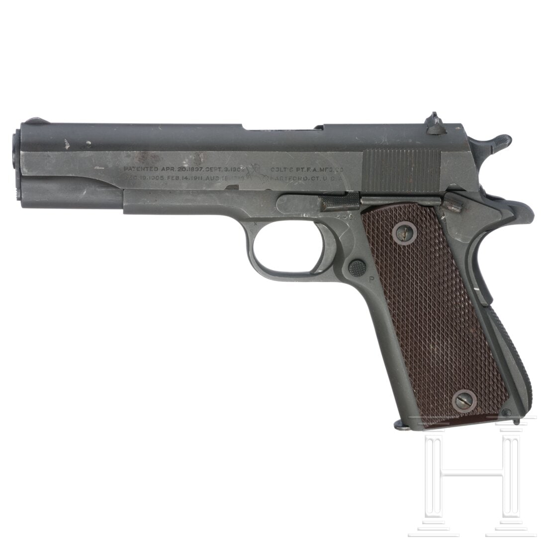 A Colt M1911A1, 1943: A Colt M1911A1, 1943Cal. .45Auto, SN. 941409, nummerngleich (inkl. Nr. hinter Schlagbolzenstop). Blanker Lauf mit matten Stellen, außen etwas flugrostig, Länge 12.5 cm. Britischer Beschuß. Siebensc