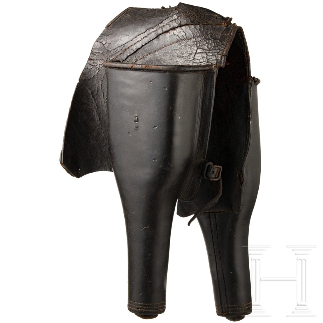 A pair of European saddle holsters, 1st half of the 19th century: A pair of European saddle holsters, 1st half of the 19th centuryZwei steife Futterale aus vernähtem, derbem schwarzbraunen Leder, das Verbindungsstück aus weichem Leder (Fehlstellen, Risse), ungeste