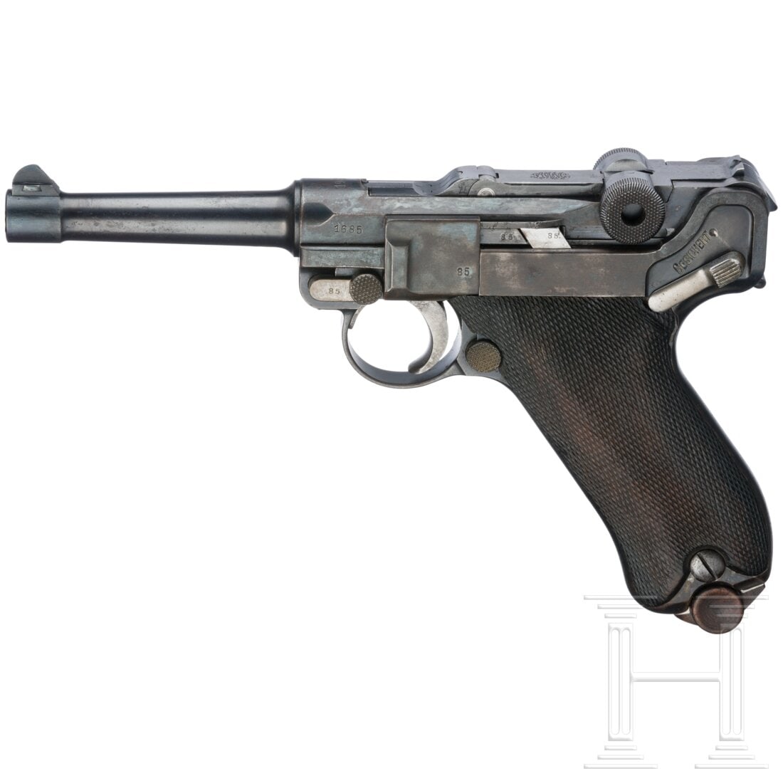 A Luger Pistol, DWM, 1913: A Luger Pistol, DWM, 1913Cal. 9mmLuger, SN. 1685b, nummerngleich inkl. Schlagbolzen. Leicht rauer Lauf, Länge 100 mm. Achtschüssig. Kaiserlicher Beschuss. Ohne Nut für Anschlagschaft. Div. kais. Ab