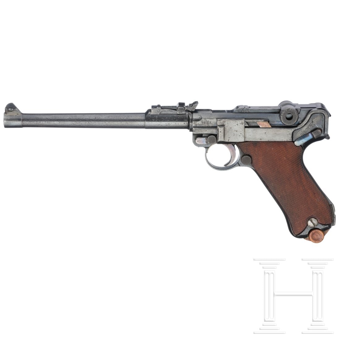 A DWM Artillery Luger, 1917: A DWM Artillery Luger, 1917Cal. 9mmLuger, SN. 7232, äußerlich nummerngleich. Matter Lauf, Länge 200 mm. Achtschüssiges Magazin. Schiebevisier auf dem Lauf, skaliert 1 - 8. Hülsenkopf gemarkt "191