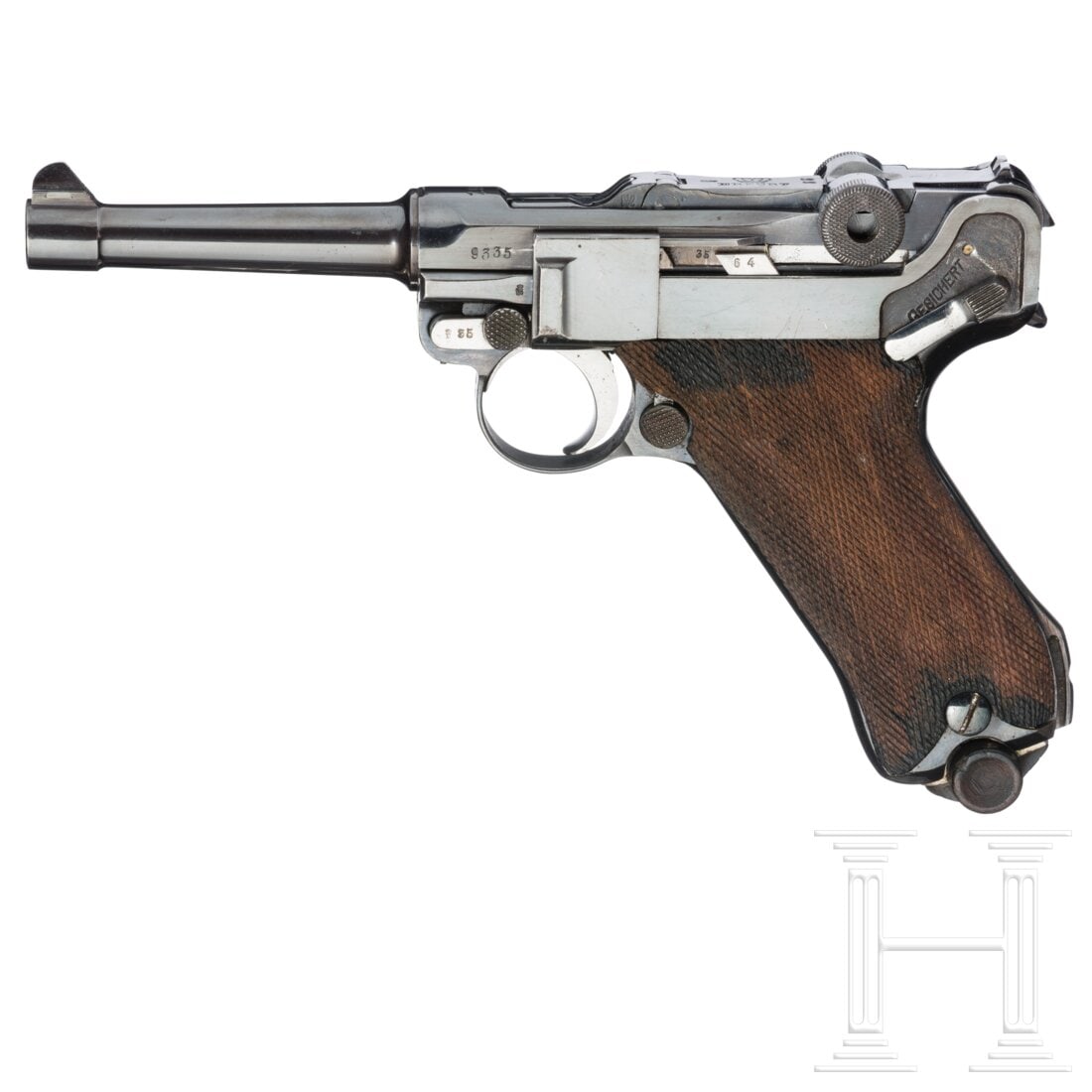 An Erfurt Luger, 1918: An Erfurt Luger, 1918Cal. 9mmLuger, SN. 9335, nummerngleich, inkl. Schlagbolzen. Rauer Lauf. Hülsenkopf gemarkt "1918". Vordergelenk mit "ERFURT". Div. kaiserliche Abnahmen. Überarbeitet und neu br�