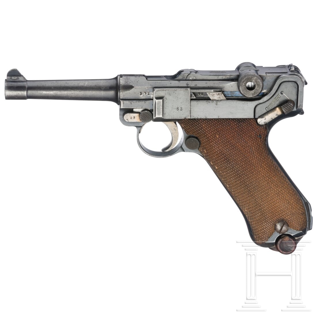 A DWM Luger, 1918/1920, Reichswehr: A DWM Luger, 1918/1920, ReichswehrCal. 9mmLuger, SN. 1583, nicht nummerngleich. Blanker Lauf, Länge 4''. Achtschüssig. Gültiger Beschuss, div. kaiserliche Abnahmen. Auf der Hülse Doppeldatum nach 