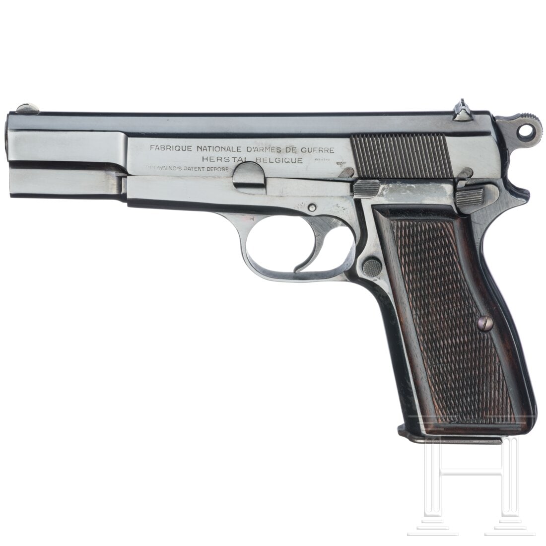 An FN Mod. 35 HP: An FN Mod. 35 HPCal. 9mmLuger, SN. 58474a, nummerngleich. Blanker Lauf. 13-schüssig. SA. Hergestellt bei FN für die deutschen Streitkräfte. WaA-Beschuss- und Abnahmestempel. Nachbrüniert. Nussholz