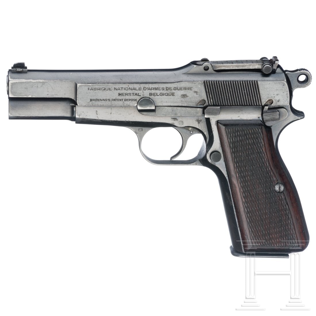 An FN Mod. 35 HP: An FN Mod. 35 HPCal. 9mmLuger, SN. 60292, nummerngleich bis auf Magazin. Fast blanker Lauf. 13-schüssig. Schiebevisier skaliert 50 - 500. Links am Verschluss dreizeilige Standardbeschriftung. Div. Ab