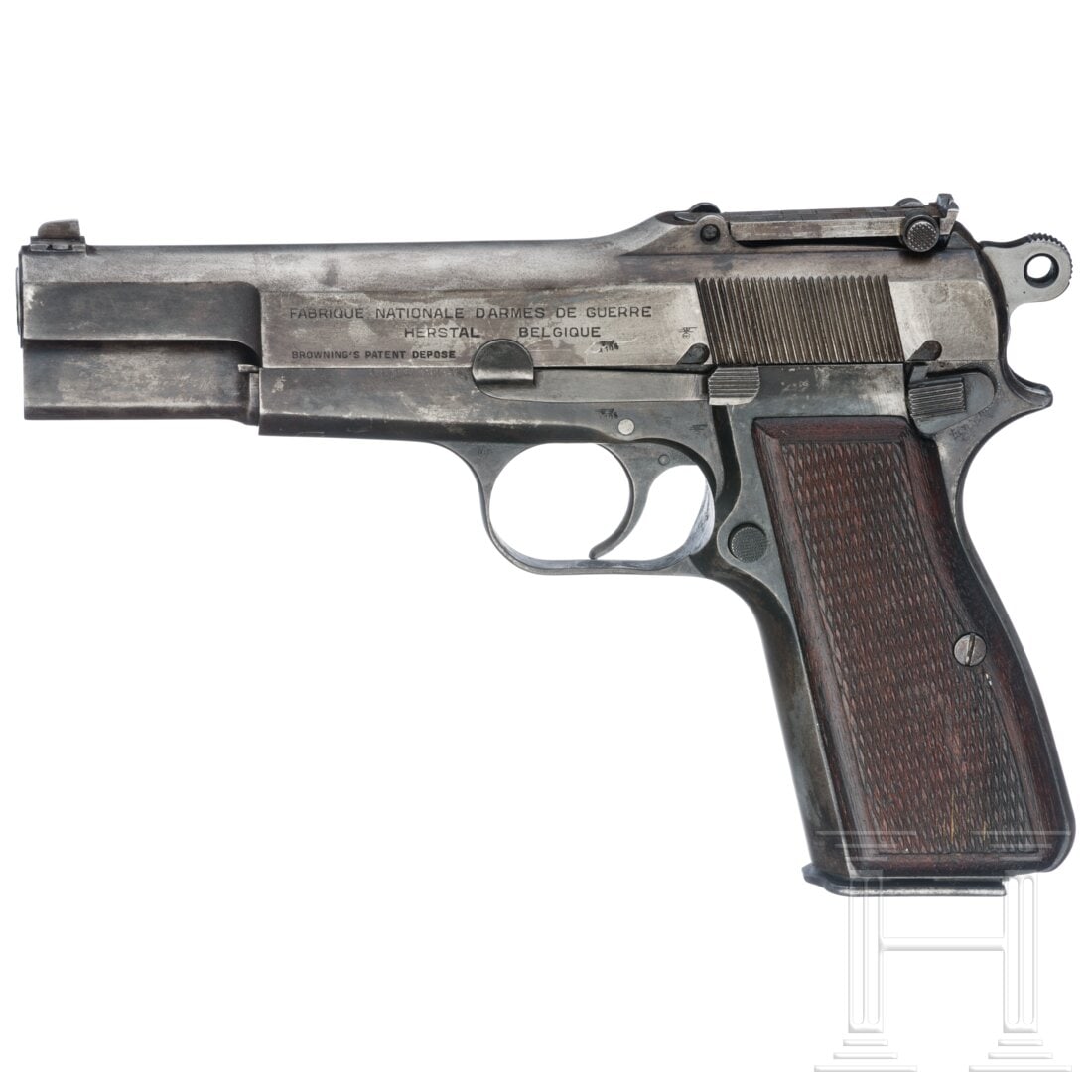 FN Mod. 35 HP: FN Mod. 35 HPCal. 9mmLuger, SN. 66760, nummerngleich. Rauer Lauf, Länge 12 cm.13-schüssig. Links am Verschluss dreizeilige Standardbeschriftung. Schiebevisier skaliert 50 - 500. Keine Nut für Ansch