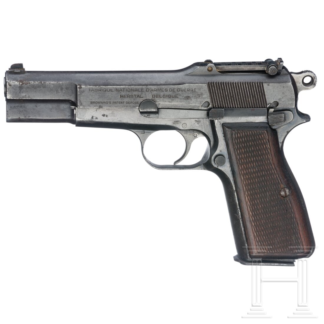 FN Mod. 35 HP: FN Mod. 35 HPCal. 9mmLuger, SN. 60780, nummerngleich. Rauer Lauf, Länge 112 mm. 13-schüssig. Schiebevisier skaliert 50 - 500. Standardbeschriftung. Div. Abnahmen Adler/"WaA613" und Adler/HK. Origina
