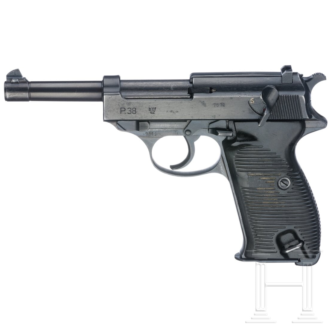 A Mauser P 38, coded "byf", 1942: A Mauser P 38, coded "byf", 1942Cal. 9mmLuger, SN. 7512 , nummerngleich. Blanker Lauf. Achtschüssiges Magazin. SA/DA. Entspannsicherung. Abnahme Adler/"135". Originale Brünierung mit kleinen Flecken