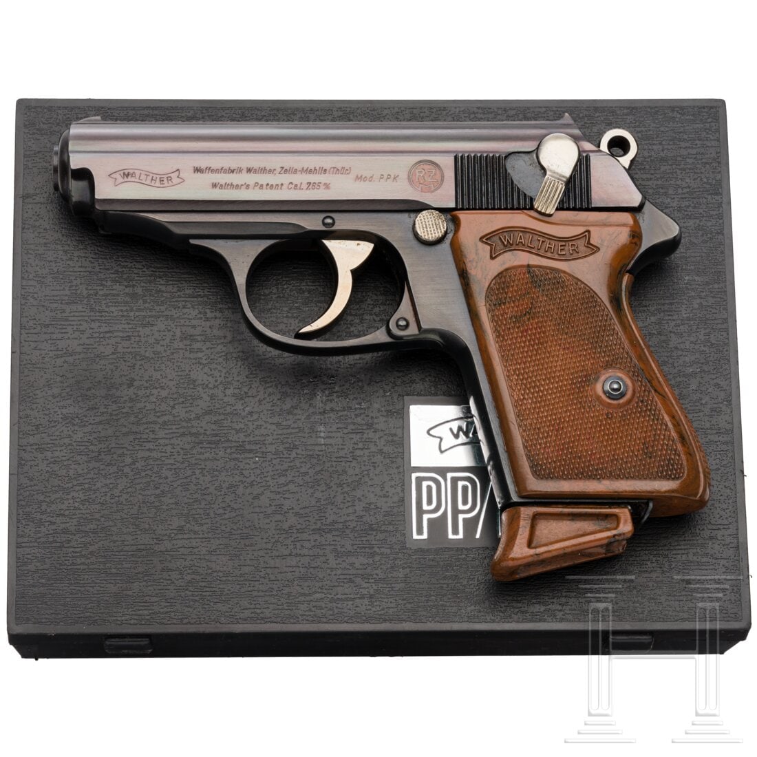 A Walther PPK, RZM, 1935: A Walther PPK, RZM, 1935Cal. 7,65mmBrowning, SN. 989276, nummerngleich. Blanker Lauf. Beschuss Krone/"N". Signalstift. Links am Schlitten verkleinerte und nach links verschobene Standardbeschriftung, 