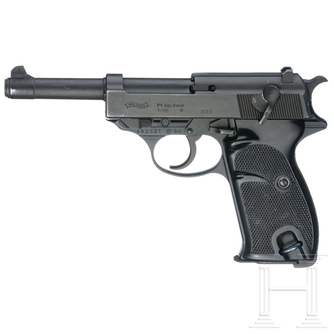 A Walther Mod. P 1, Bundeswehr: A Walther Mod. P 1, BundeswehrCal. 9mmLuger, SN. 462321, nummerngleich. Blanker Lauf, Länge 125 mm. Achtschüssig. Fertigung 1986. Behördenbeschuss. Links am Rahmen "BW" (Bundeswehr). Vollständige,