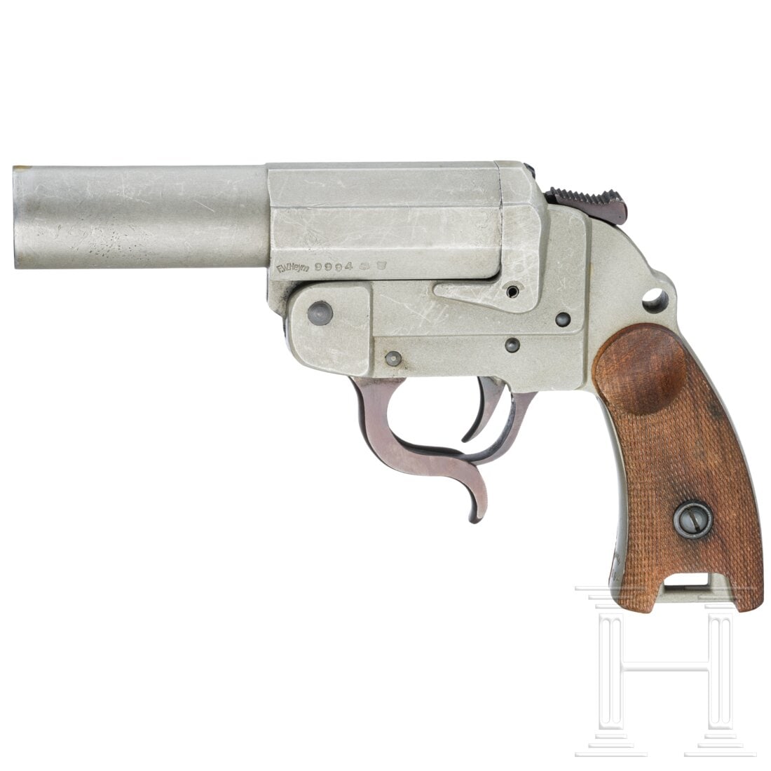 A Heym Type 3 flare gun: A Heym Type 3 flare gunCal. 4 (Signal), SN. 9994, nummerngleich. Blanker Lauf, Länge 154 mm. Links am Lauf Logo "F.W.Heym". Verstärkung des Griffstücks durch Rahmenverbreiterung um den Laufdrehbolz