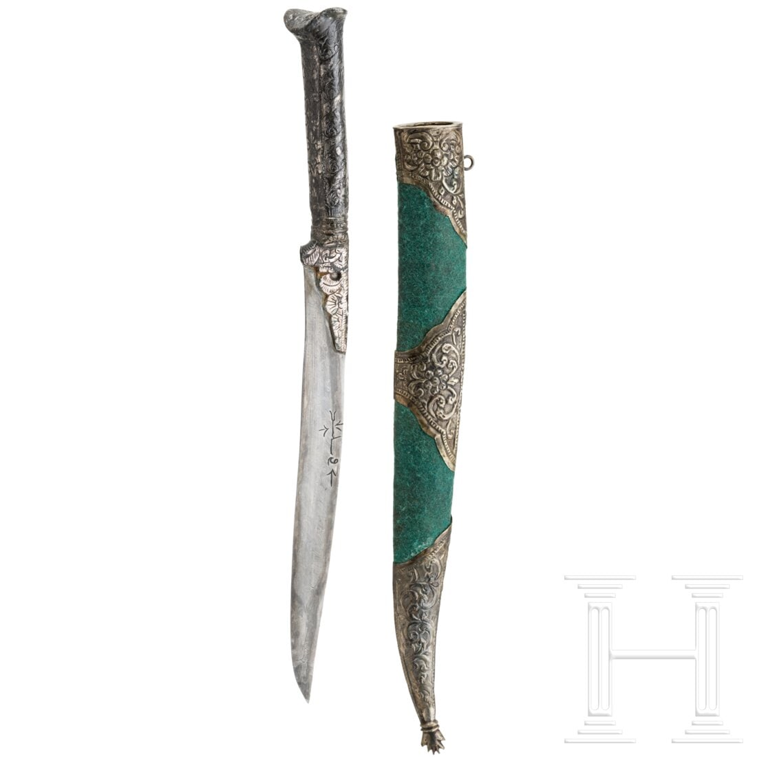 A bicak, Blkans, mid 19th century: A bicak, Blkans, mid 19th centuryLeicht geschwungene Rückenklinge aus Schweißdamast. Beidseitig gravierte Kalligrafie. Versilberte Zwinge und Griff aus Weißbronze mit graviertem floralem Dekor. Mit