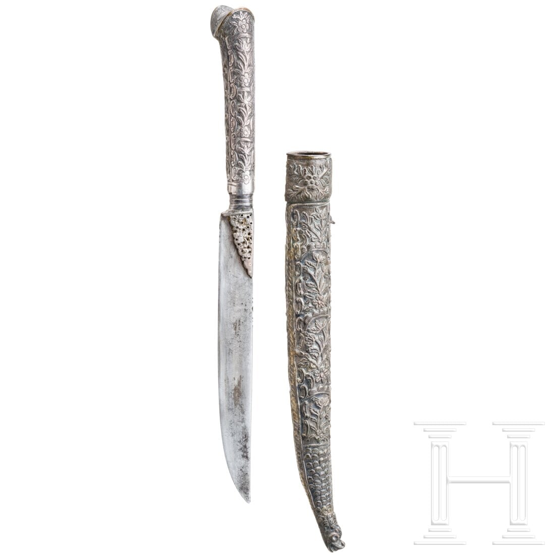 A silver-mounted bicak, Ottoman circa 1800: A silver-mounted bicak, Ottoman circa 1800Schmale Rückenklinge mit floral getriebenem Griff und Scheide aus Silber. Länge 32 cm.Condition: II