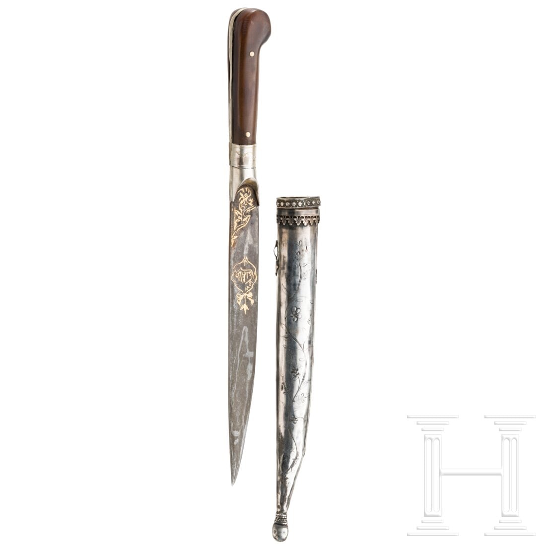 An Ottoman bicak, 1st half of the 19th century: An Ottoman bicak, 1st half of the 19th centurySchlanke Rückenklinge aus Schweißdamast. Quartseitig in Gold tauschierte Schriftkartusche, am Ansatz beidseitig floraler Dekor. Griffzwinge und- band au