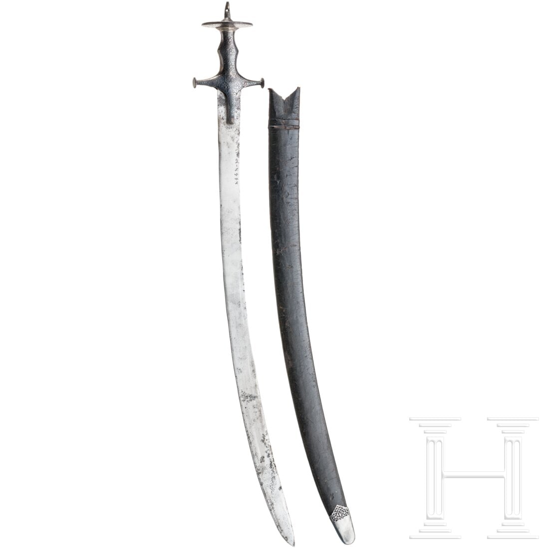 An Indian tulwar with silver damascened hilt, ca. 1800: An Indian tulwar with silver damascened hilt, ca. 1800Kräftige, leicht geschwungene Rückenklinge mit zweischneidiger Spitze, teils leicht narbig. Am Ansatz terzseitig gepunktete Arsenalinschrift. Ty