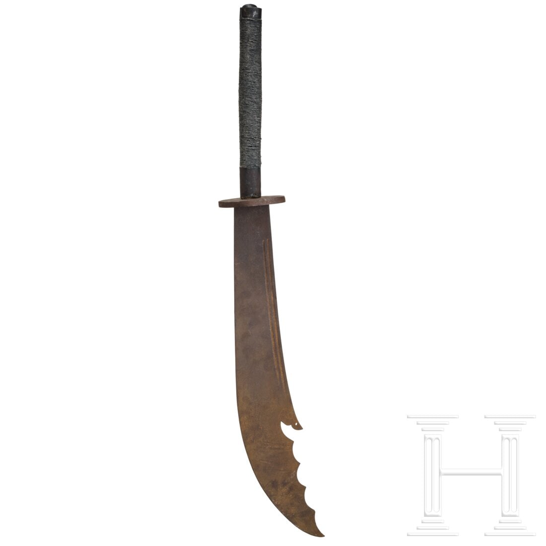 A Chinese Guandao, circa 1900: A Chinese Guandao, circa 1900Schwere, konkav geschwungene Rückenklinge. Beidseitig zweifach gekehlt, darüber leicht graviert, rückwärtige Klingenspitze gezahnt. Klinge flugrostig. Kräftiger, eise