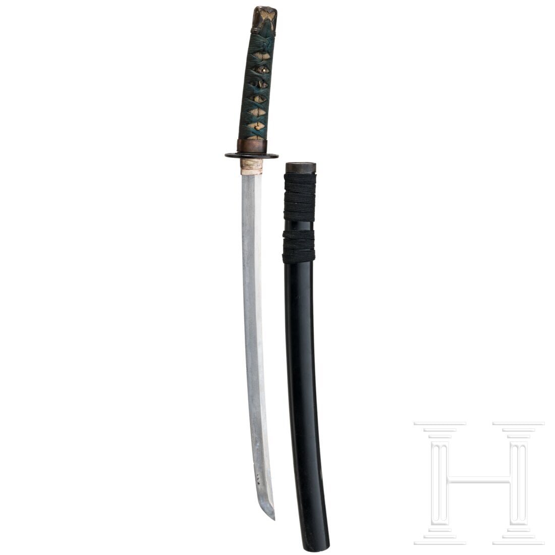 A Japanese Wakizashi, mid Edo period: A Japanese Wakizashi, mid Edo periodKlinge Hira Zukuri, Chu Kissaki, die Spitze nachgearbeitet, zwei kleine Scharten. Hamon Notare Midare mit leichten Togari, Hada nicht erkennbar. Zweiteiliges Messin
