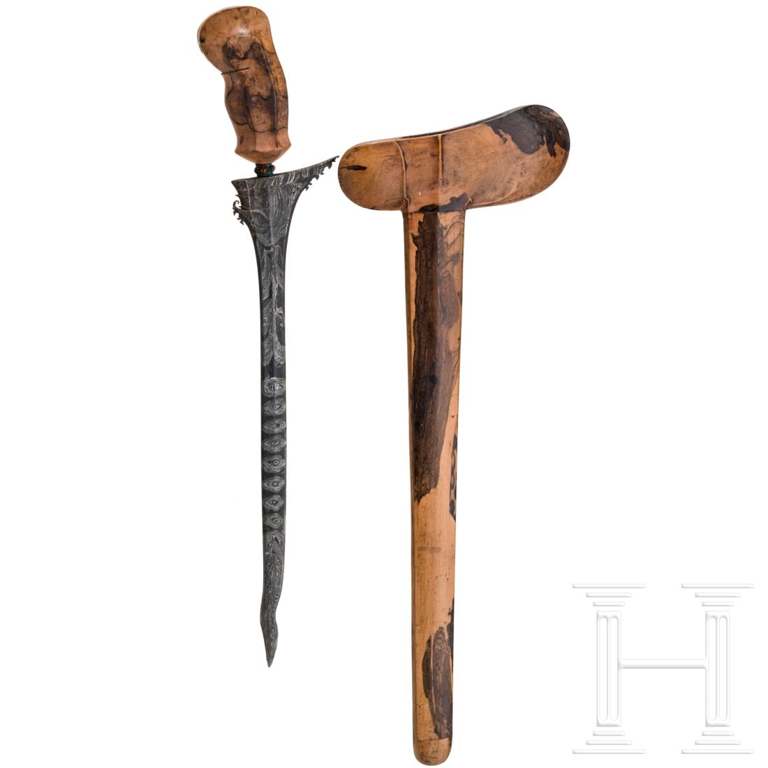 An Indonesian keris, Java, first half of the 20th century: An Indonesian keris, Java, first half of the 20th centuryDrei-Luk-Pamorklinge, am Ansatz beidseitig gezahnt. Mendak aus Messing, mit roten und blauen Dekorsteinen besetzt. Breiter Griff und