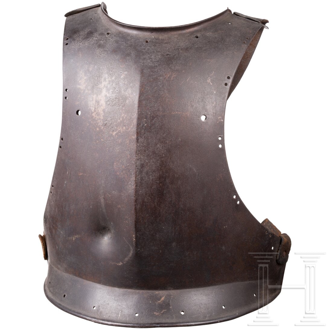 A German cuirasseer's breastplate, 19th century: A German cuirasseer's breastplate, 19th centuryKräftige, leicht gegratete Brustplatte mit Beschussprobe. Halsausschnitt mit kräftigem Brechrand, weite Armausschnitte. Umlaufende Futterlochungen, Zap