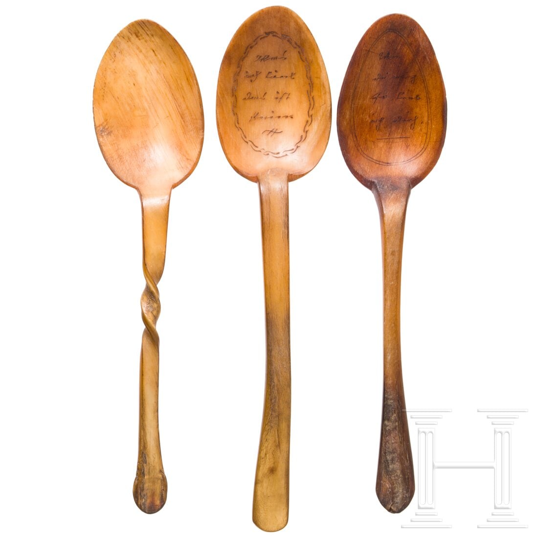 Three Sterzing spoons, circa 1800: Three Sterzing spoons, circa 1800Aus graviertem Horn. Ein Exemplar mit gewundenem Stiel, Laffe außenseitig mit Sinnspruch und Pferdedarstellung graviert. Zwei Löffel mit beidseitig gravierten Laffen