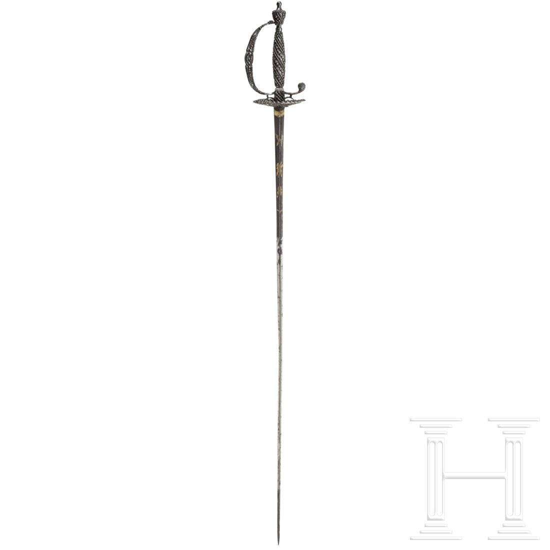 A British smallsword, circa 1790: A British smallsword, circa 1790Schlanke Dreikant-Stichklinge, im oberen Drittel geätzter und vergoldeter Zierdekor auf gebläutem Grund. Einseitig am Ansatz undeutlich signiert. Fein durchbrochen ge