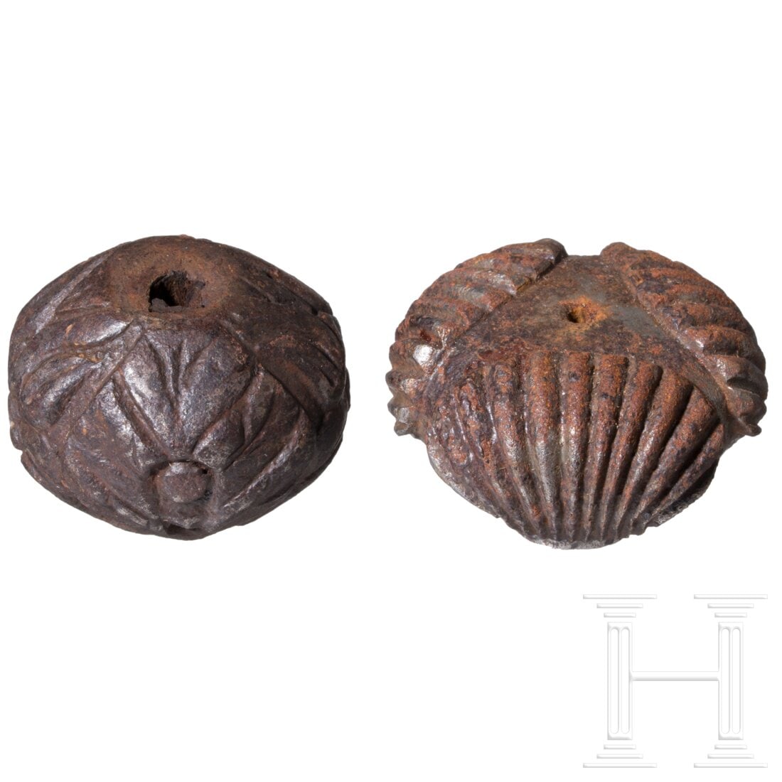A German and an Italian iron pommel for a campaign sword, circa 1600: A German and an Italian iron pommel for a campaign sword, circa 1600Schmiedeeisen. Ein flacher Knauf, umlaufend drei stilisierte Jakobsmuscheln in erhabenem Eisenschnitt. Der zweite Knauf mit umlaufen